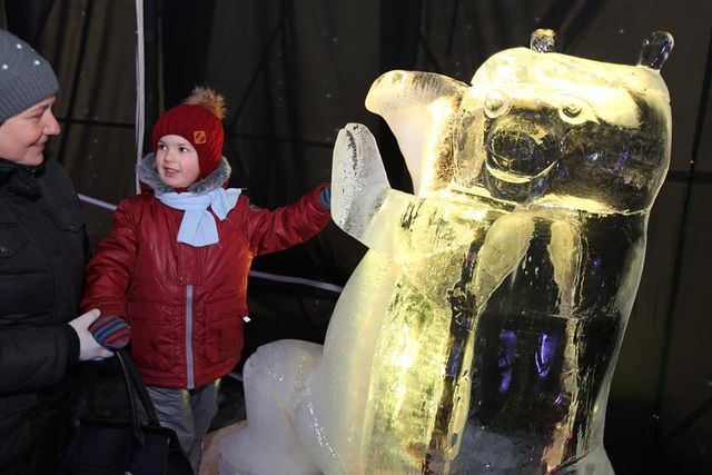 Зимова казка у Львові: у місті відкрили будинок крижаних скульптур - фото 127592