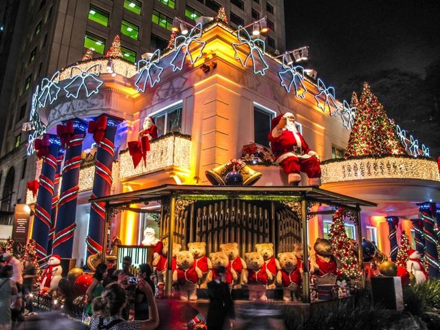 Як виглядає різдвяна казка у різних куточках світу: ефектні фото - фото 129513