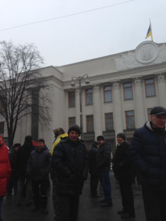 Колишні міліціонери страйкують під Радою: з'явилися фото - фото 124403