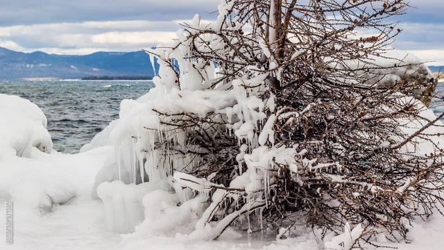 Як замерзає найглибше озеро у світі: дивовижні фото - фото 129741