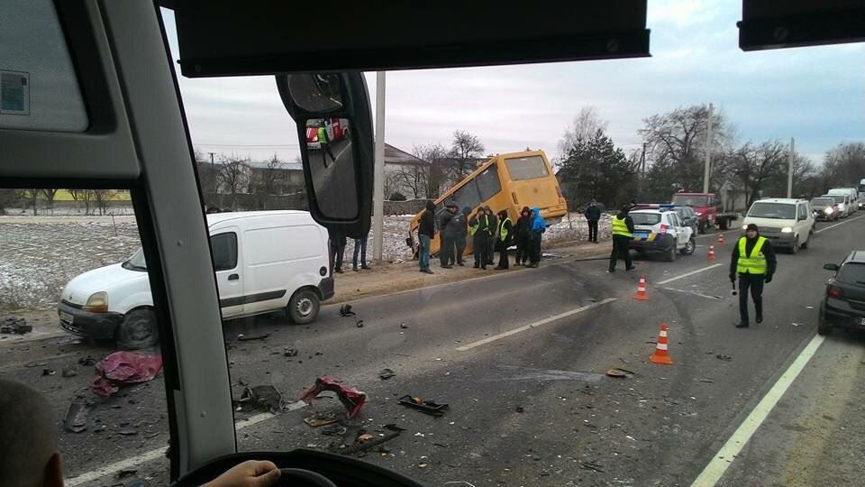 Маршрутка потрапила у смертельну ДТП під Львовом