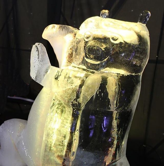 Зимова казка у Львові: у місті відкрили будинок крижаних скульптур