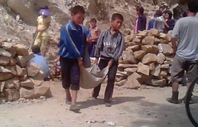 У КНДР діти замість школи працюють на коліях: шокуюче відео