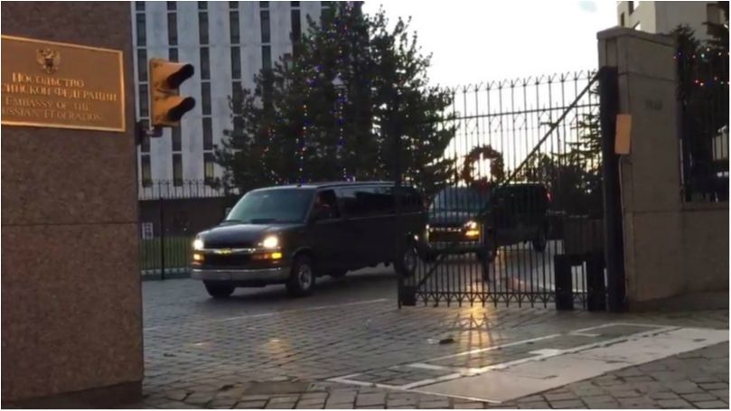 З посольства РФ у США вивозять щось у фургонах без номерів