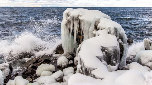 Як замерзає найглибше озеро у світі: дивовижні фото - фото 129742