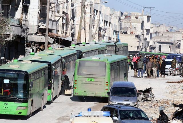 Як з Алеппо евакуйовували мирних жителів: фоторепортаж - фото 127015