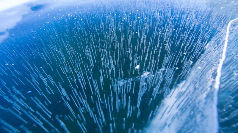 Як замерзає найглибше озеро у світі: дивовижні фото