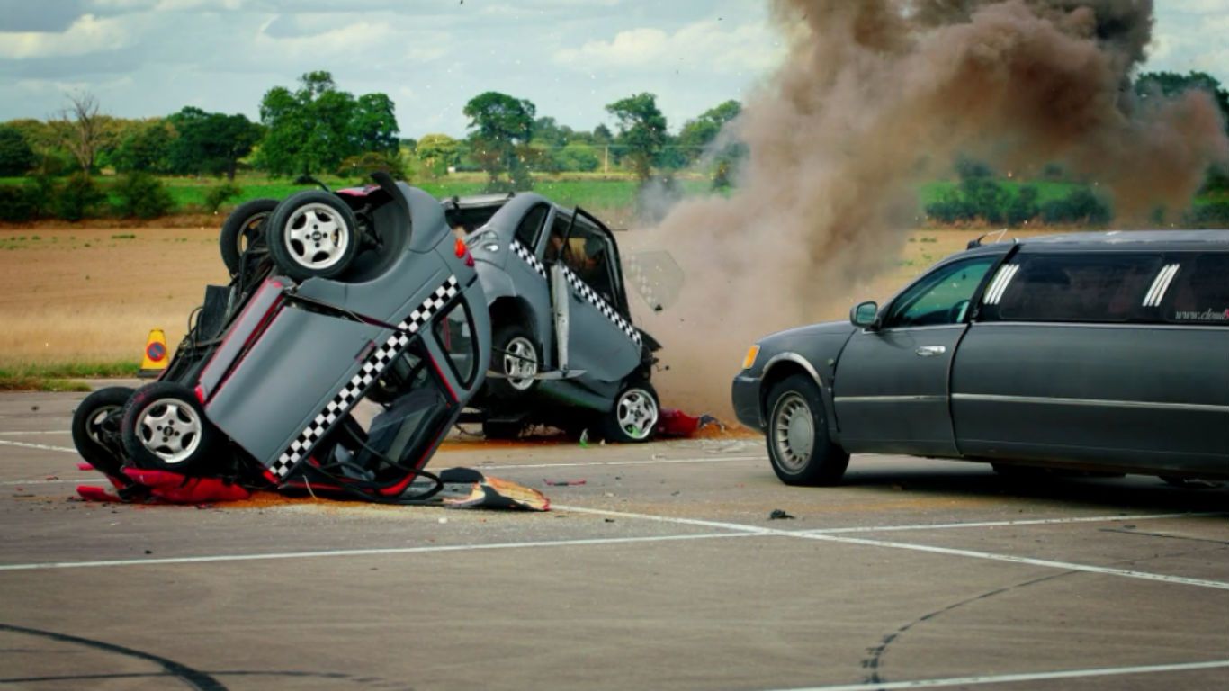 Екс-ведучі Top Gear зіграли машинами у морський бій - фото 1