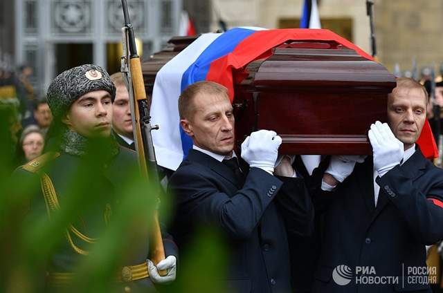 Путін прийшов на похорон вбитого посла: фоторепортаж - фото 128907