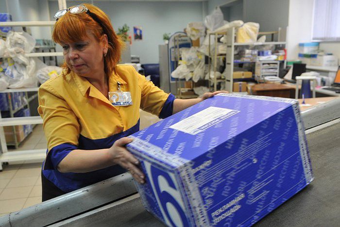 У мережі опублікували відео, як пошта Росії викидала посилки з поїзда на ходу