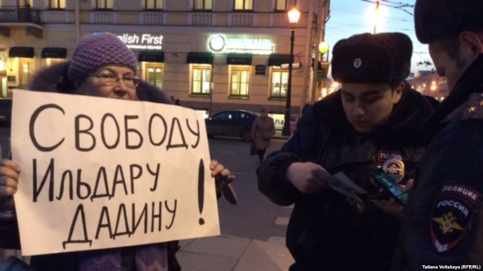 Російські активісти вимагали звільнити Дадіна