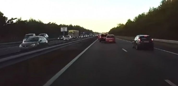 Тесла запобігла масштабній аварії: з'явилося відео - фото 1