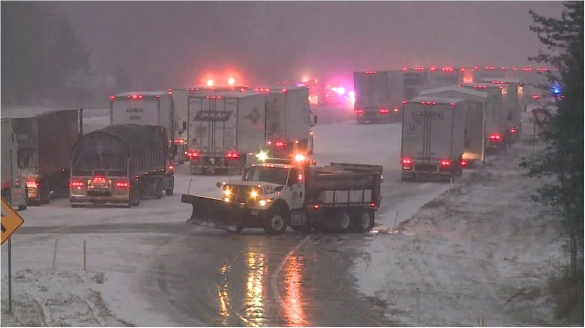 У США через сніг зіткнулися 50 авто: з'явилося відео