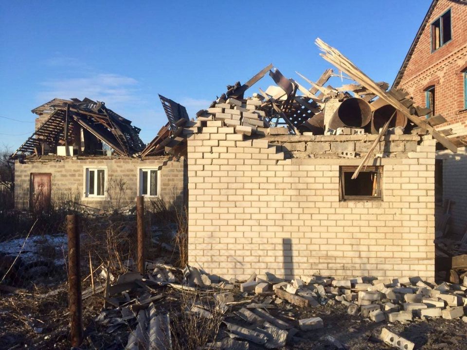 Бойовики обстріляли Водяне: моторошні фото - фото 1