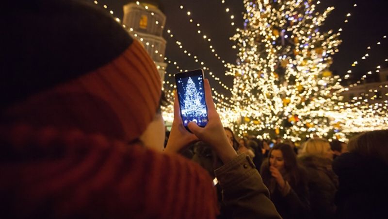 У Києві запалили головну ялинку країни: святкове відео