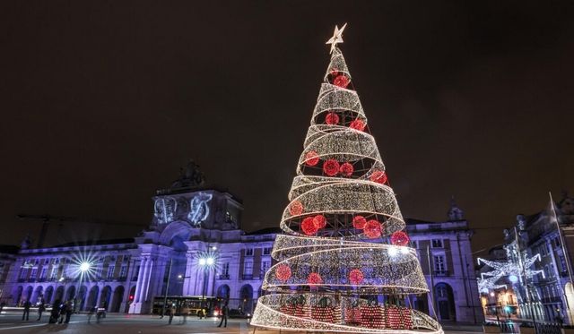 Як виглядає різдвяна казка у різних куточках світу: ефектні фото - фото 129510