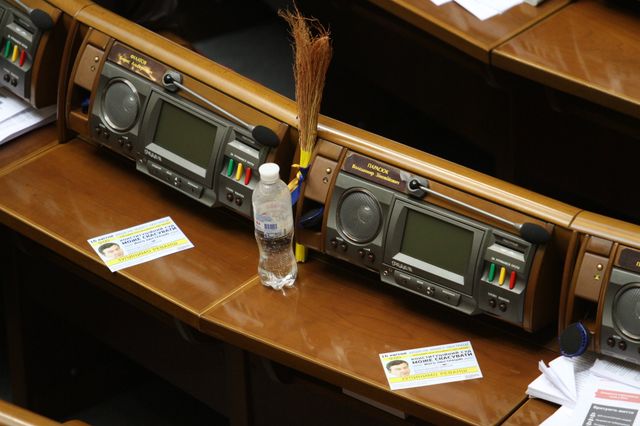 Іронія дня: Депутати прогулюють заняття - фото 128900