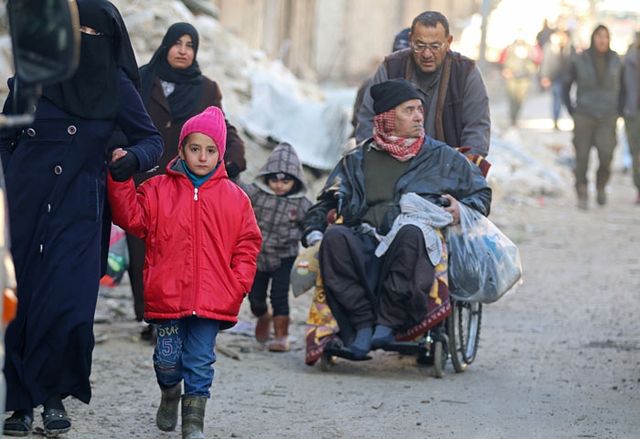Як з Алеппо евакуйовували мирних жителів: фоторепортаж - фото 127012