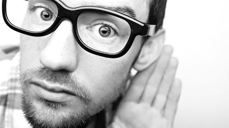 Медики назвали предмети, які псують слух