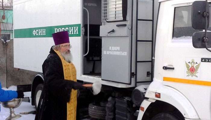 У Москві почали освячувати автомобілі