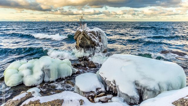 Як замерзає найглибше озеро у світі: дивовижні фото - фото 129743