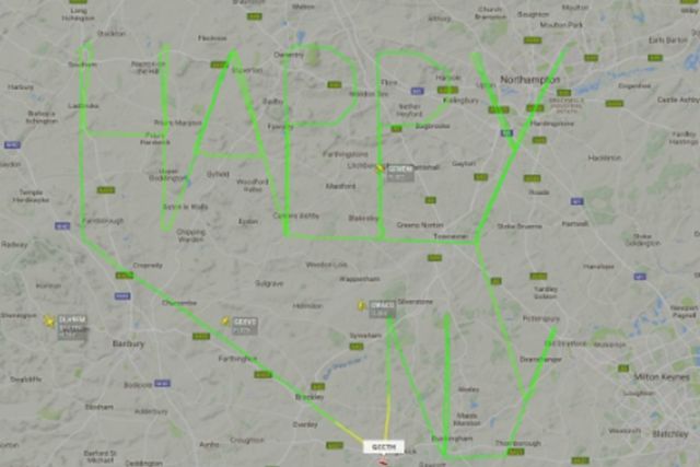 Пілот "намалював" у небі привітання з Новим роком