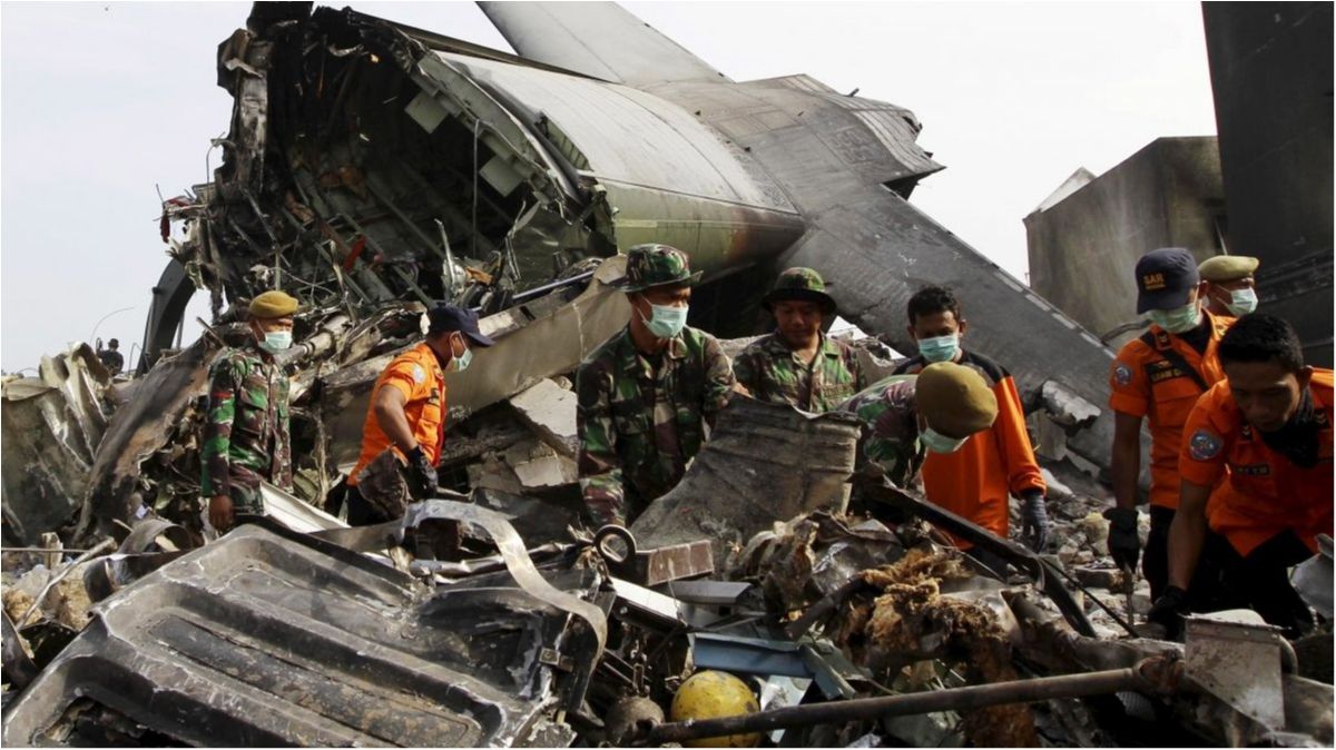 В Індонезії розбився літак: 13 загиблих