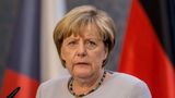 Меркель злякалась підозрілого ґаджета: кумедне відео