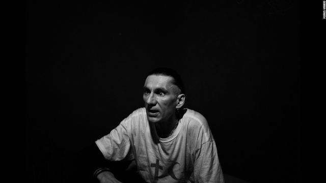 Констянтин - медик, соціальний працівник та власник бару. Хворий на гепатит С. Присвятив більшість свого часу допомозі людям не повторити його долю - фото 123083