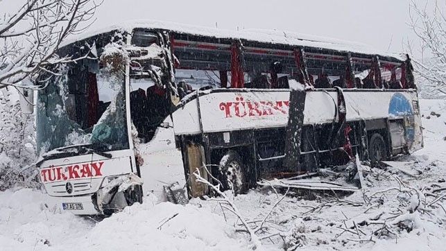 Пасажирський автобус злетів з траси у Туреччині: є жертви