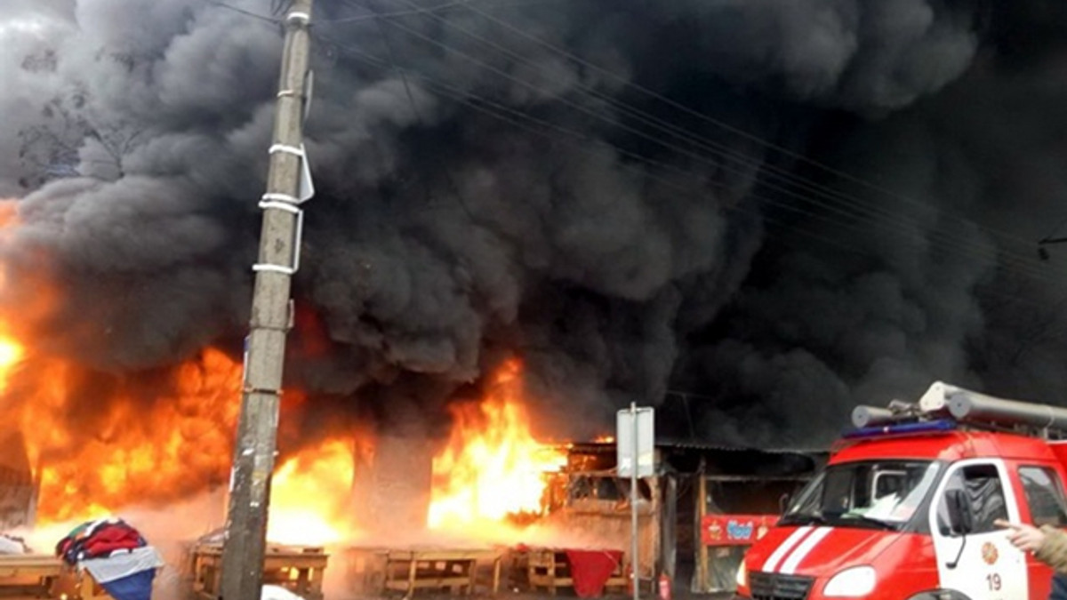 Власники ринку секонд-хенду у Києві розповіли про можливу причину пожежі - фото 1