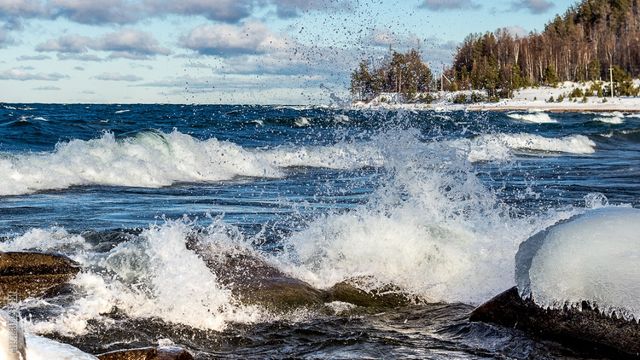 Як замерзає найглибше озеро у світі: дивовижні фото - фото 129740