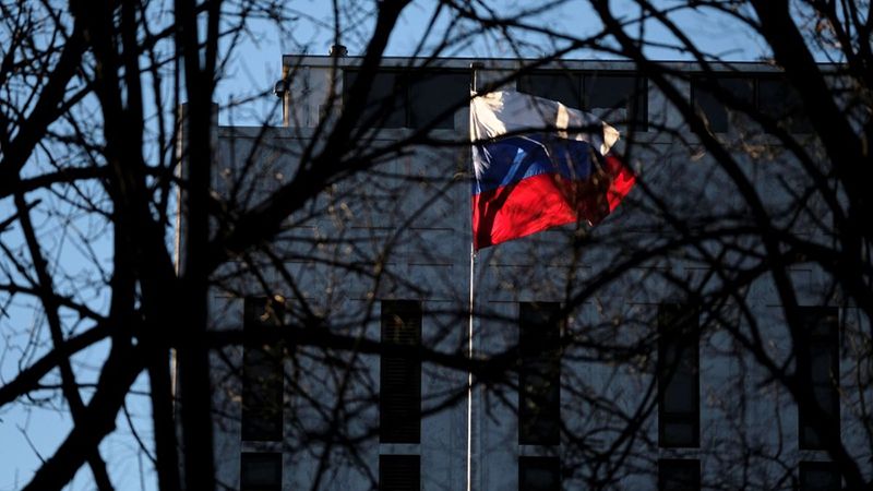 Видворені російські дипломати не можуть вилетіти зі США