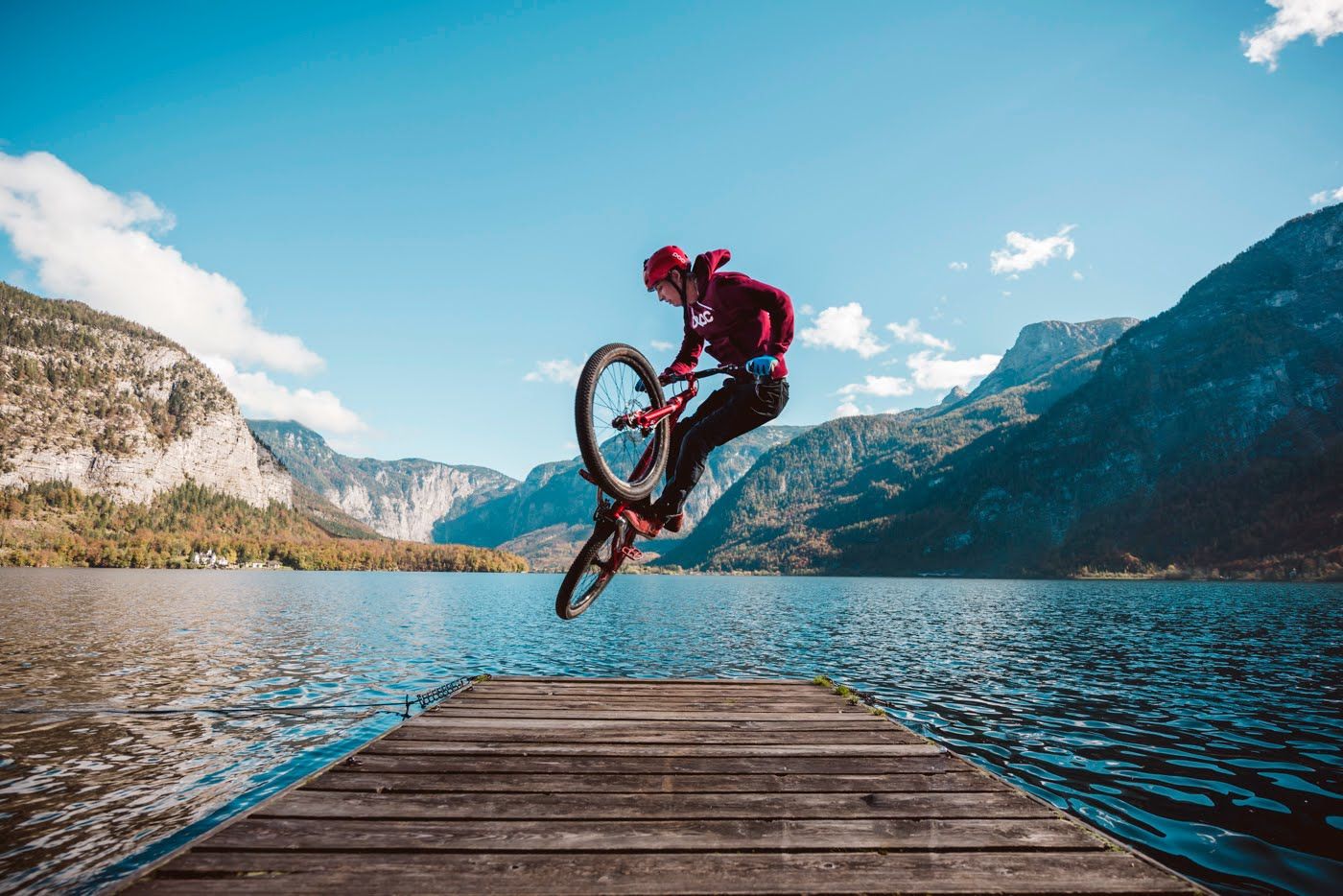 Австрієць проїхав на велосипеді по найвищій у світі дамбі