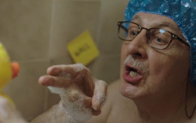 Мережу розчулив різдвяний ролик про дідуся, який вчить англійську мову