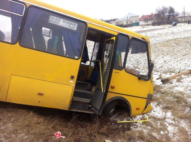 Маршрутка потрапила у смертельну ДТП під Львовом- фото 126620