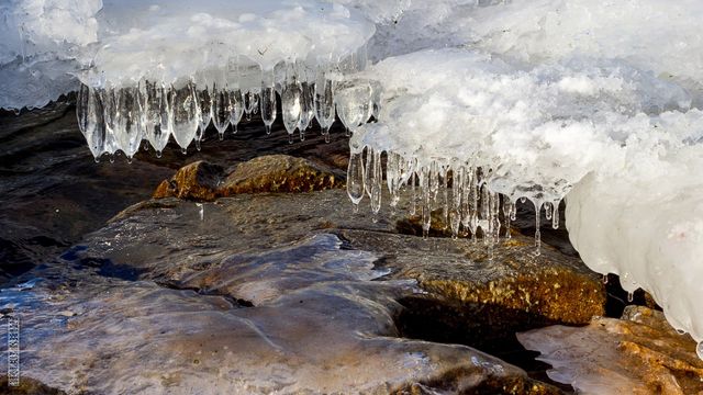 Як замерзає найглибше озеро у світі: дивовижні фото - фото 129739