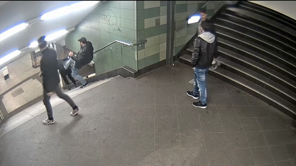 Мережу шокувало відео нападу на жінку в Берліні - фото 1