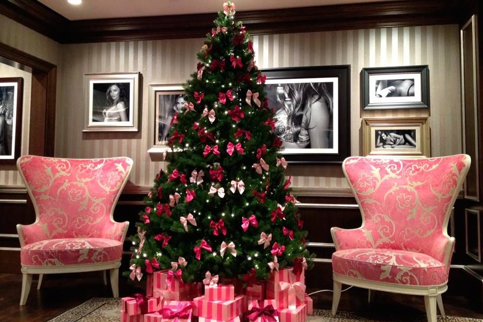 Ангели Victoria's Secret показали різдвяний ролик