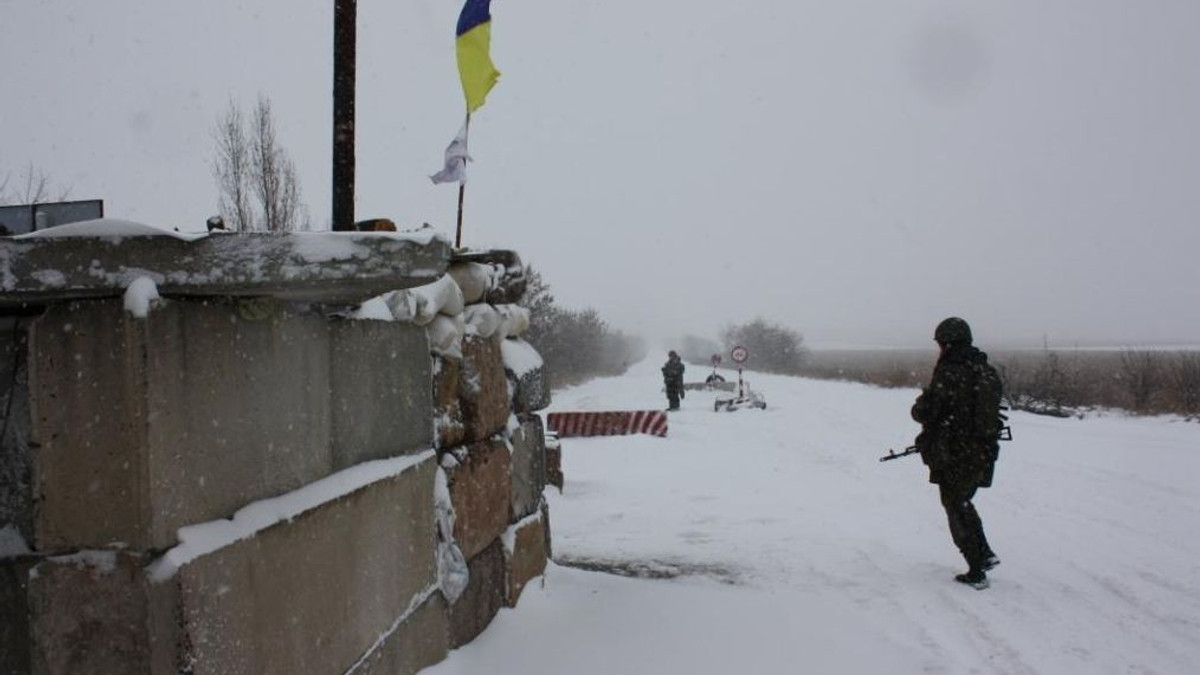 Троє українських військових поранені в зоні АТО за добу - фото 1