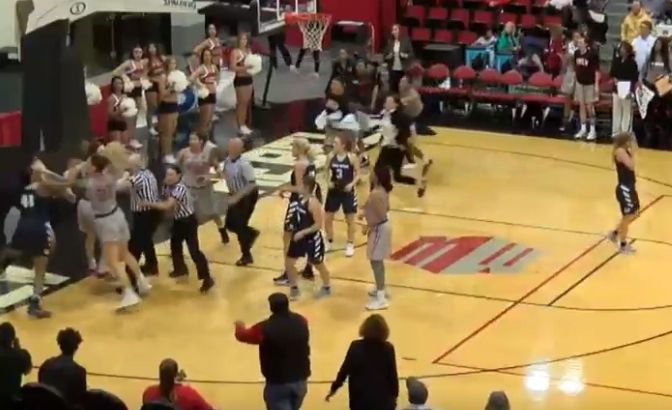 Американські баскетболістки  влаштували масову бійку під час матчу