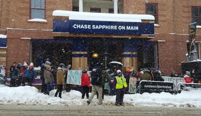 Дочка Обами приєдналася до протестів проти Трампа - фото 137719