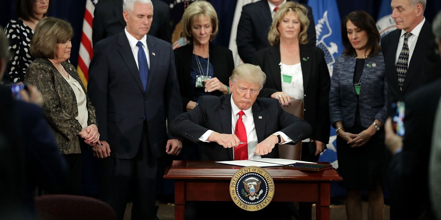 Нобелівські лауреати виступили проти указу Трампа про мігрантів