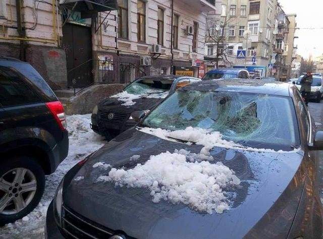 У центрі Києва лід з дахів розбив два авто- фото 134401