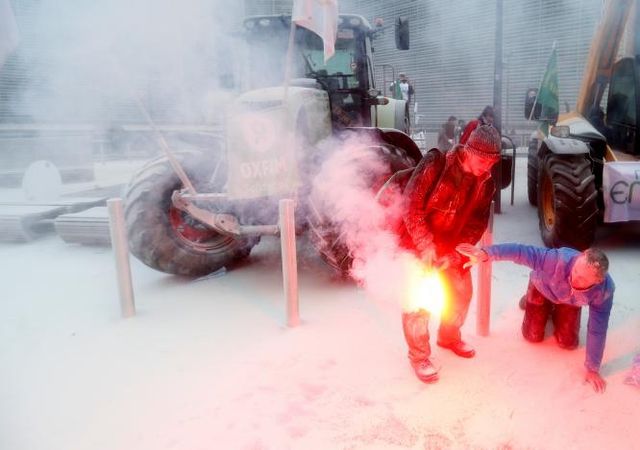 Будівлю Європарламенту у Брюсселі засипали сухим молоком - фото 136329