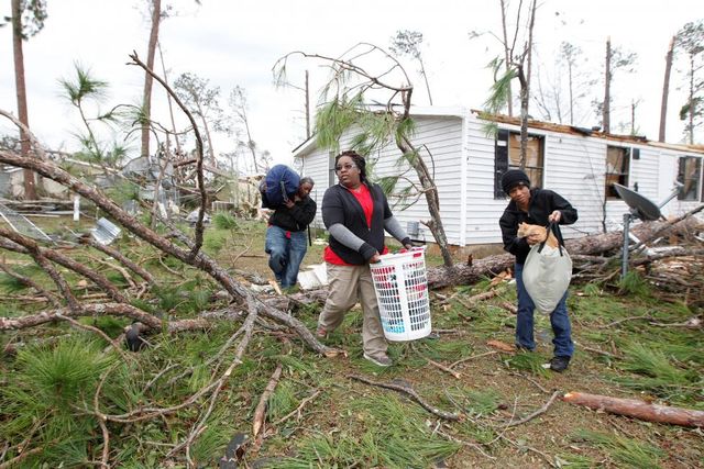 З'явились фото наслідків торнадо у США - фото 136412