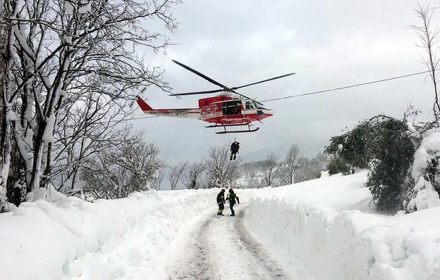 Опубліковано нові фото наслідків катастрофи в готелі в Італії - фото 135149