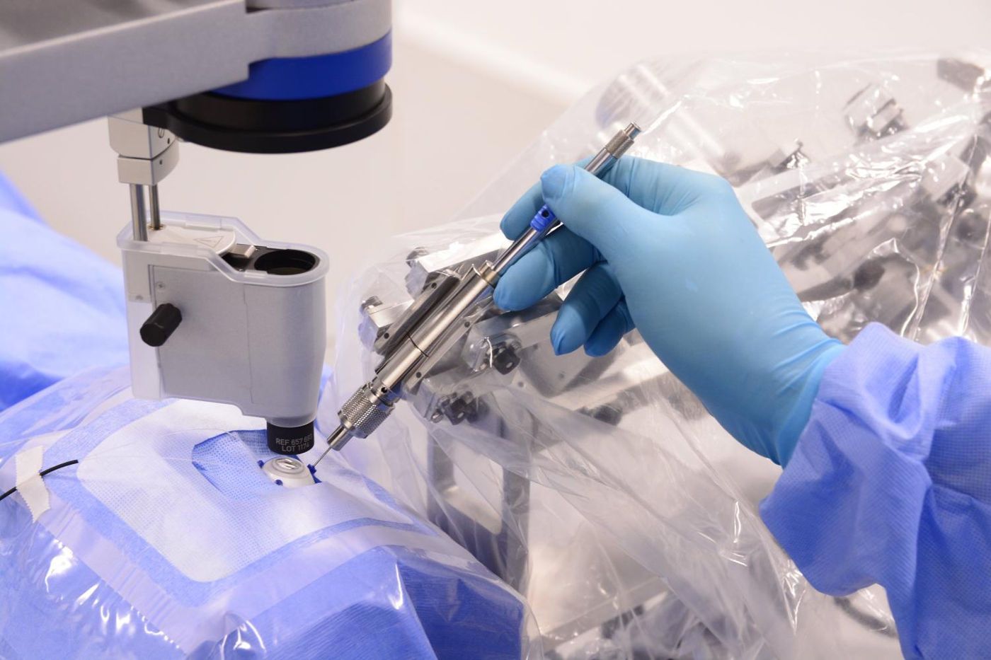 Робот-хірург провів складну операцію на оці людини: відеофакт