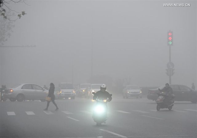 Китай накрив густий смог: моторошні фото - фото 131323