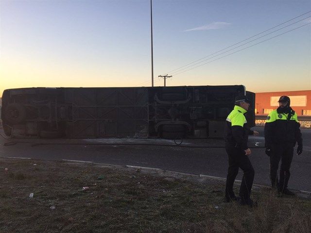 В Іспанії перекинувся автобус з дітьми: є постраждалі - фото 136724